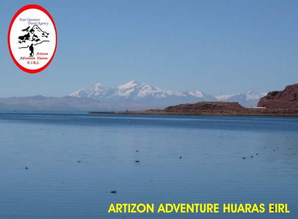 Vista de la Cordillera Real de Bolivia desde el lago Titicaca